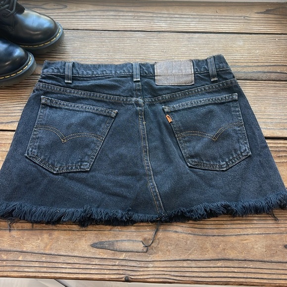 Levi’s Black Denim Mini Skirt with Frayed Hem - Picture 2 of 4